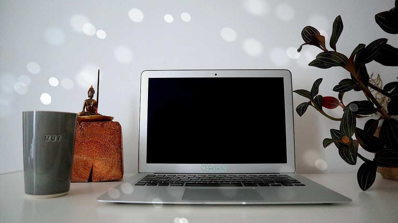 実務3年以上のITエンジニアがフリーランス単価を調べているデスク風景