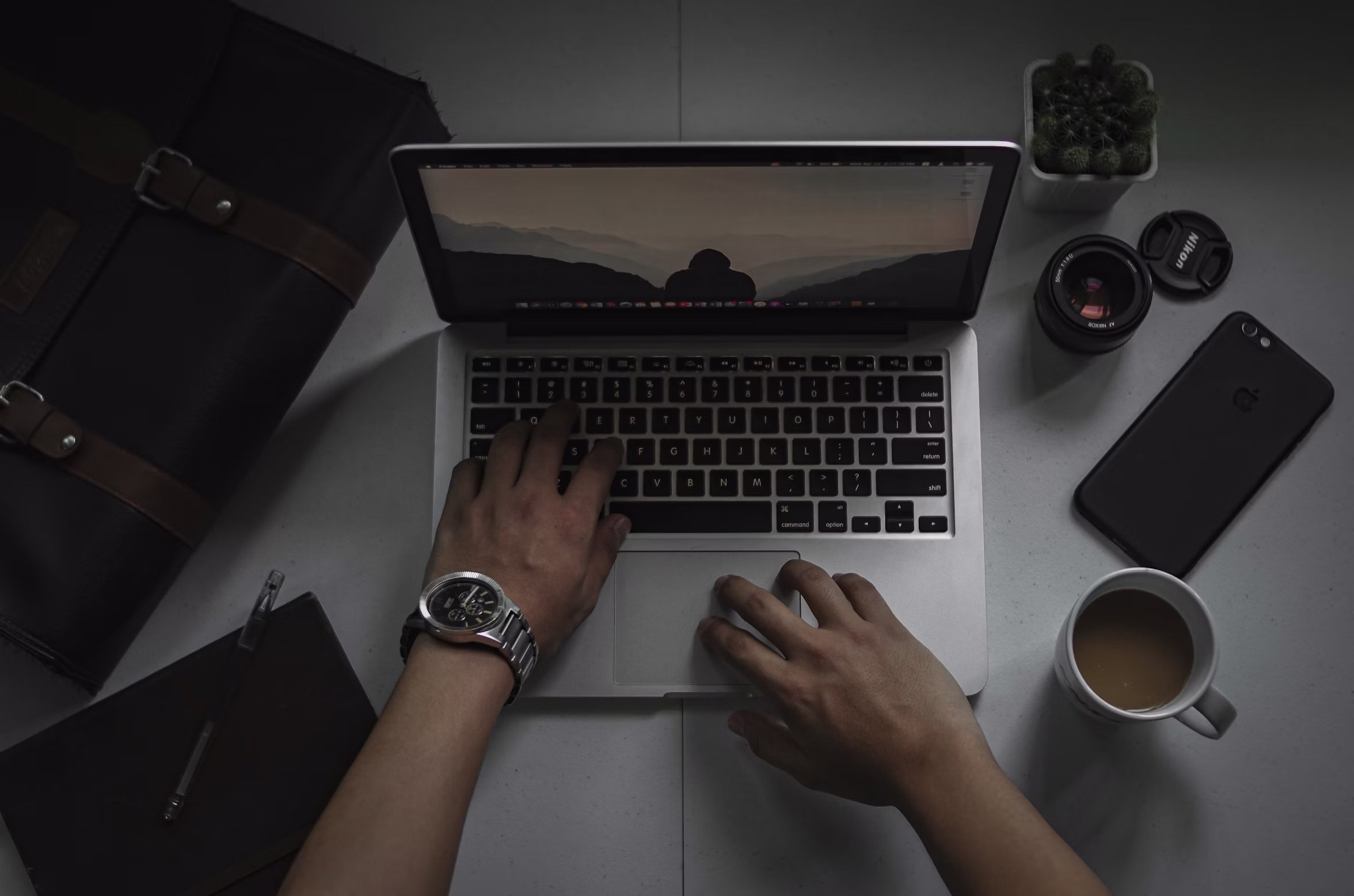 年収に悩むITエンジニアがノートPCの前で考えている様子